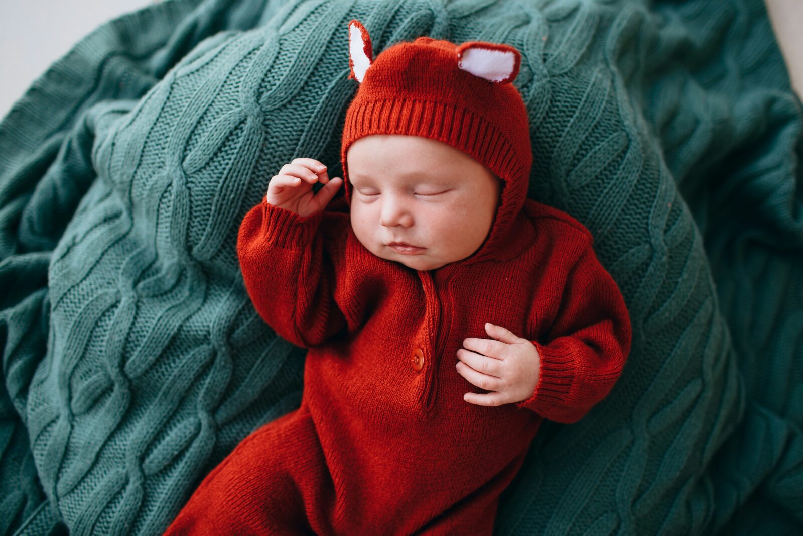 helena-lopes-o36DEkDgOCk-unsplash ways to get more sleep with a newborn - new mom school