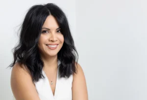 Mariella Gonzalez, LMFT couples therapist at New Mom School, supporting mothers in balancing life’s demands and finding community.