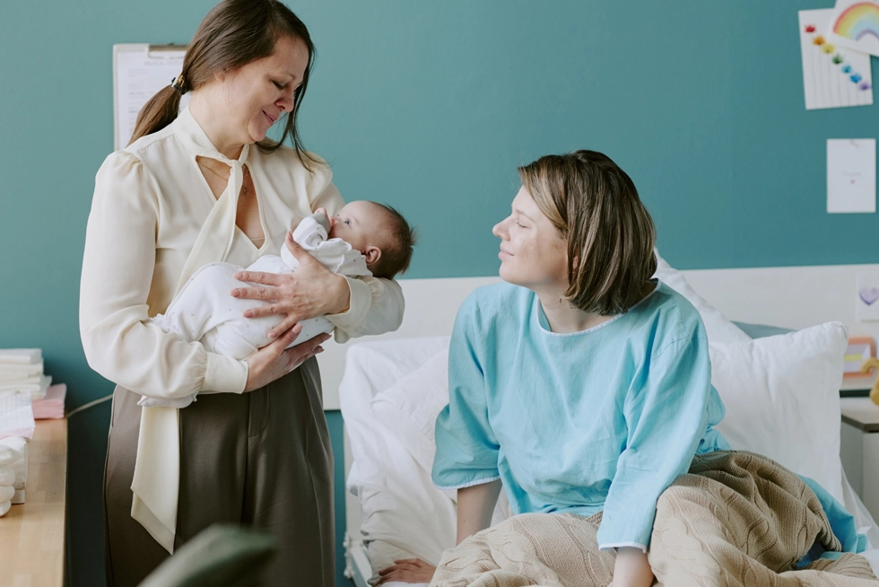 Top-Rated Postpartum Doulas in South Bay, CA. Postpartum doula providing emotional support to an expecting mother in South Bay, California.